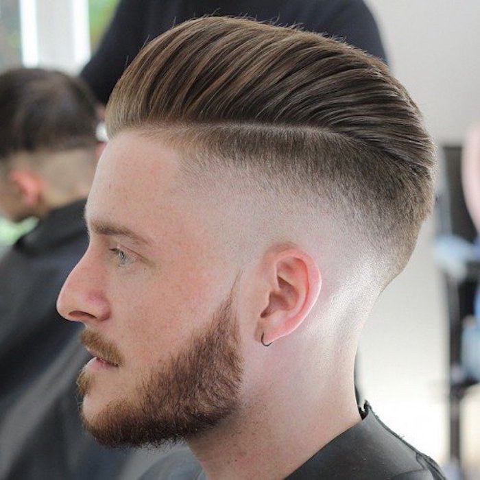 Taglio di capelli uomo con Pompadour, acconciare i capelli, capelli corti per uomo