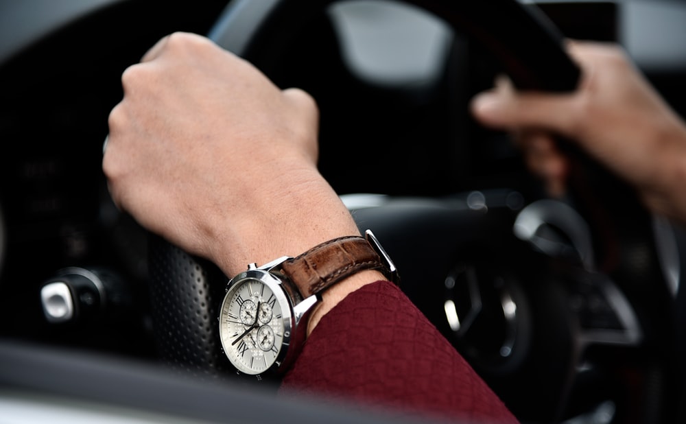 orologi vintage, orologi classici, uomo al volante con orologio in primo piano, immagini hd