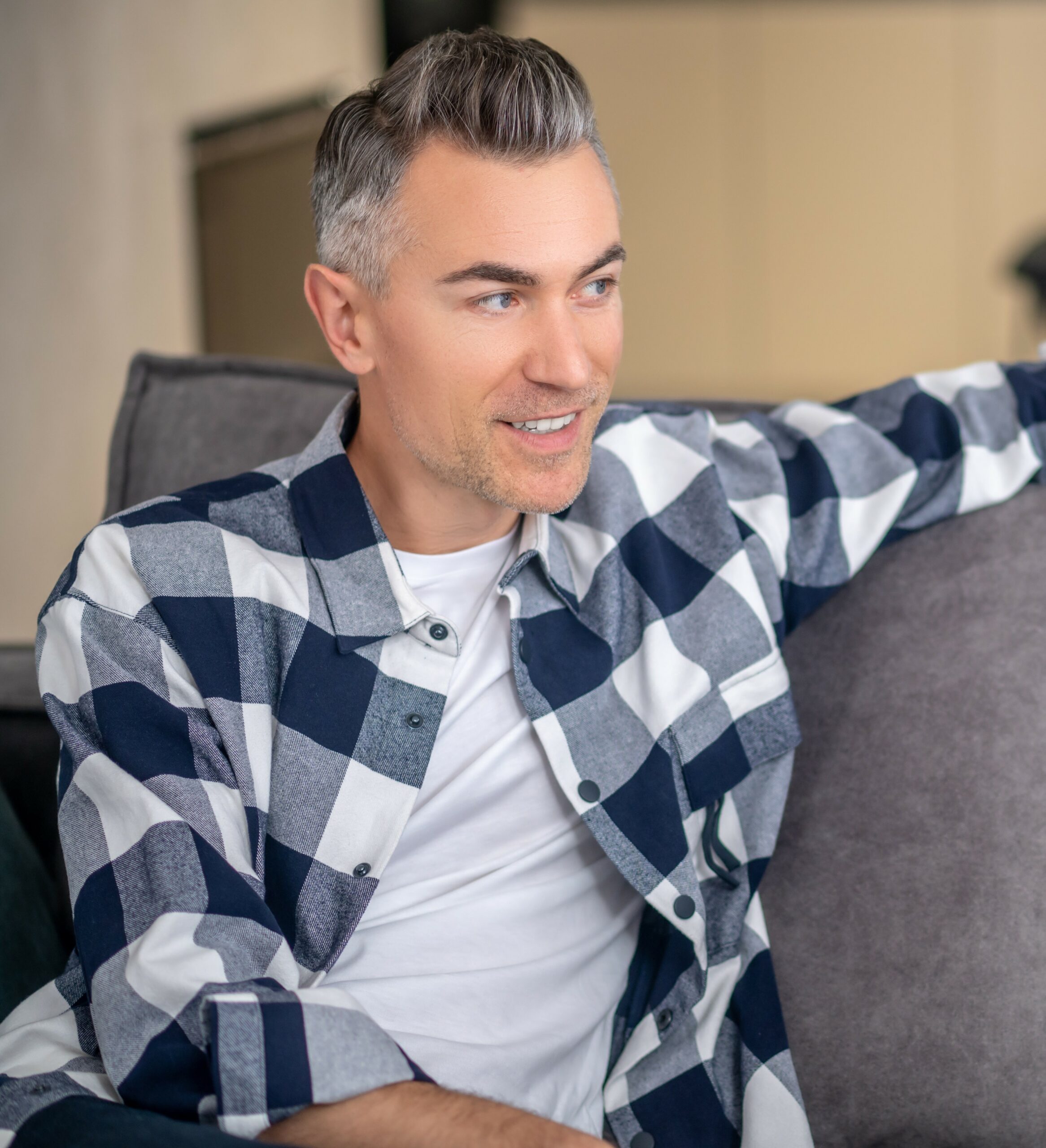 Uomo con i capelli grigi